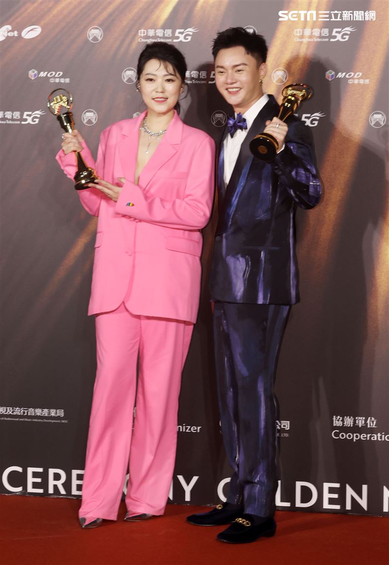 許富凱、曹雅雯獲得金曲32台語男女歌手獎。（記者/邱榮吉/攝影）