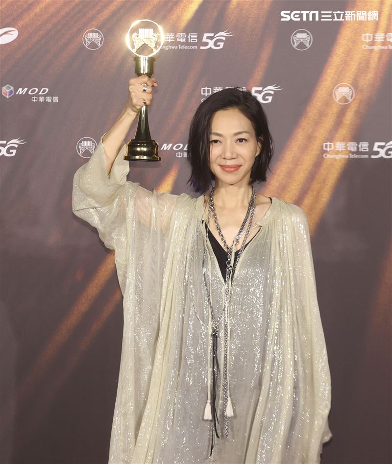萬芳獲得金曲32評審團獎。（記者/邱榮吉/攝影）
