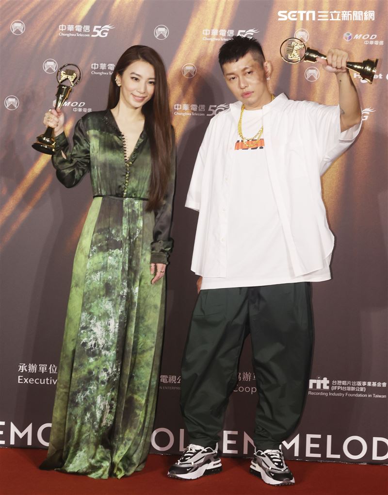 蛋堡、田馥甄獲得金曲32華語男女歌手獎。（記者/邱榮吉/攝影）