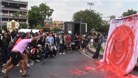 泰國反政府示威人士向總理圖像丟水球泰國反政府示威人士22日聚集民主紀念碑，民眾對著有總理帕拉育圖像的看板丟擲顏料水球。中央社記者呂欣憓曼谷攝 110年8月22日