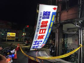 淡水一塊大招牌突然掉落，巨大聲響嚇壞路人。（圖／翻攝畫面）