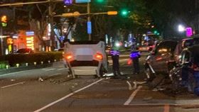 林女駕駛百萬名車，突撞路邊3車翻覆。（圖／翻攝自記者爆料網）