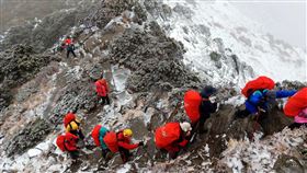 南湖大山降雪　民眾暫下撤山屋南湖大山6日上午降下入冬第一場雪，讓山友相當驚喜，但因持續飄雪，基於安全考量，山友選擇暫時下撤到山屋。（林心聖提供）中央社記者盧太城台東傳真　108年12月6日