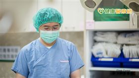 葉大成醫師分享，曾遇過一位32歲的乳癌患者，腫瘤長得非常快速，就診時腫瘤已達4公分大小，檢測後屬於三陰性乳癌。在積極接受化學治療搭配免疫療法後，治療狀況良好，手術後腫瘤的病理報告癌細胞已全數殲滅，大大降低了將來可能復發的機率。