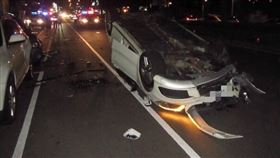 林女駕駛百萬名車，突撞路邊3車翻覆。（圖／翻攝自記者爆料網）