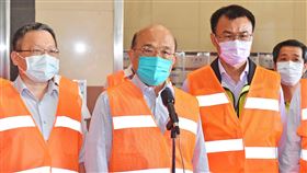 行政院長蘇貞昌23日上午視察航空快遞包裹x光機檢查情形。（圖／行政院提供）