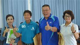 澎湖縣議員參選人完成登記澎湖選委會29日很熱鬧，縣議員登記部分，包括第五選區陳佩真（左）、第二選區成萬貫（右2）、第一選區胡松榮（左2）、蘇陳(繡)色（右）等人都完成登記。中央社　107年8月29日