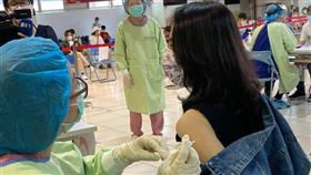 民進黨立委賴品妤接種高端疫苗。（圖／翻攝賴品妤臉書）