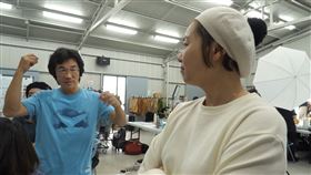 《臺灣三部曲》導演魏德聖和造型指導林欣宜討論。（圖／米倉影業）