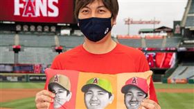 翻譯水原一平展示大谷翔平抱枕。（圖／翻攝自天使推特）