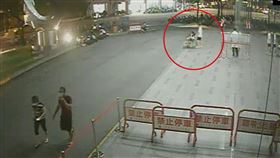 要命小方，妻子，林女，自撞三車翻覆，尿遁躲酒測，