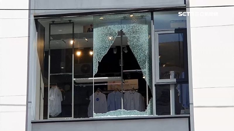 服飾店2樓窗戶突自爆　玻璃險砸人車