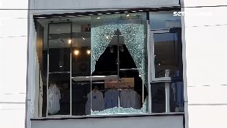 服飾店2樓窗戶突自爆　玻璃險砸人車
