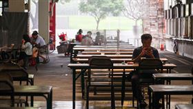 大雨來襲　週末出門用餐民眾不多（2）台北市已有條件開放餐飲業提供內用服務，不過受天氣不佳影響，7日雖是假日，花博公園美食街卻不見人潮，中午只有零星民眾用餐。中央社記者裴禛攝　110年8月7日