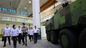 總統蔡英文24日下午視導「軍備局生產製造中心」及「空軍防空暨飛彈指揮部」。（圖／翻攝蔡英文臉書）