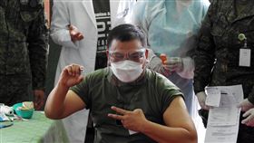 菲律賓參謀總長完整接種仍染疫菲律賓參謀總長佛斯蒂諾（Jose Faustino Jr.）雖已完整接種COVID-19疫苗，8月23日仍確診。圖為時任陸軍司令的佛斯蒂諾3月2日接種科興疫苗。中央社記者陳妍君馬尼拉攝 110年8月23日