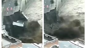  陝西暴雨沖斷路面 （圖／翻攝自微博）