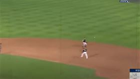 ▲LG雙子二壘手徐建昌不可思議雙殺守備。（圖／截自網路）