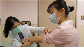 醫師說明曬傷後處置作法（情境照片，非當事人）（圖／亞大醫院提供）