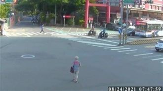 嬤闖紅燈過馬路　遭機車撞上畫面曝光