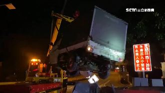 貨車撞毀變電箱　56戶民宅一度停電