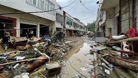 湖北暴雨逾百萬人受災中國湖北8日以來遭受暴雨襲擊，根據官方統計，截至13日傍晚6時，暴雨已造成全省101.37萬人受災。圖為遭遇洪災的湖北隨縣柳林鎮。（中新社提供）中央社  110年8月14日