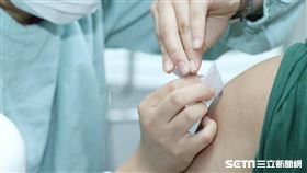 8/23高端疫苗開打首日，許多民眾排隊打高端。（圖／記者邱榮吉攝影）