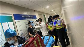 老闆快看！通勤男癲癇發作昏厥　醒來滿臉是血喊：我要上班（圖／翻攝自澎湃新聞）