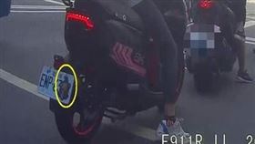 車輛行駛中，損毀或變造牌照、塗抹污損牌照，或以安裝其它器具之方式，使不能辨識其牌號」，可處2,400元至4,800元罰鍰（圖／翻攝自北市府官網）