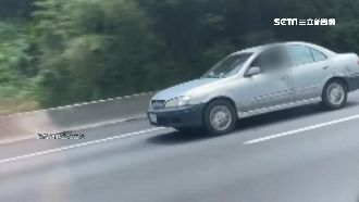 平民版特斯拉？國道駕駛竟雙手滑手機