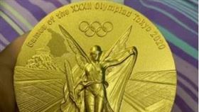 ▲朱雪瑩的奧運金牌有缺角。（圖／翻攝自朱雪瑩微博）