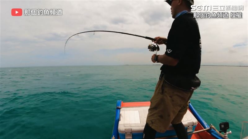海上水花狂炸！纏鬥大飛扁拉到手軟