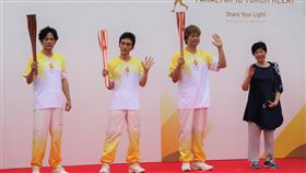 迎東京帕運開幕  前SMAP三成員任聖火跑者東京帕運24日晚上舉行開幕式，中午聖火傳遞抵終點東京，前偶像團體SMAP成員稻垣吾郎、草?剛與香取慎吾擔任最後一棒跑者。東京都知事小池百合子（右1）感謝3人合作。中央社記者楊明珠東京攝  110年8月24日