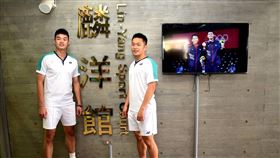 ▲李洋、王齊麟回到母校以他們命名的麟洋館。（圖／北極熊羽球提供）