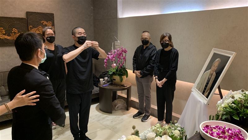 房祖名現身上香！曝林鳳嬌崩潰近況