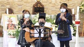 查馬克告別彌撒　長子彈吉他獻詩屏東泰武國小主任查馬克‧法拉屋樂病逝，24日舉行告別彌撒，長子樂可艾．法拉屋樂（中）自彈吉他，獻詩「有人在為你禱告」給最敬愛的爸爸。（屏東縣政府提供）中央社記者郭芷瑄傳真　110年8月24日