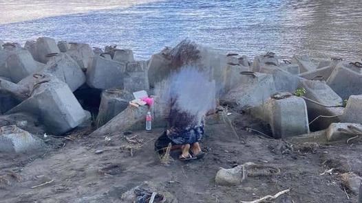 海邊尿尿沒說！遭3老人纏身下跪道歉