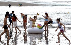 新北開放水域遊憩　海邊民眾開心戲水（