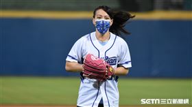 郭婞淳為富邦悍將開球。（圖／記者王怡翔攝影）