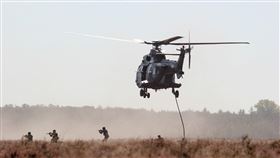 塔利班橫掃阿富汗，就連民兵軍閥也抵禦不了敗走。（示意圖／翻攝自Pixabay）

https://pixabay.com/photos/army-helicopter-terrorism-assault-5672439/