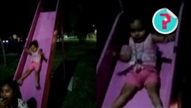 女孩和姊姊開心的溜滑梯，媽媽卻捕捉到驚悚畫面。（圖／翻攝自Hernandez Blankhaa臉書）