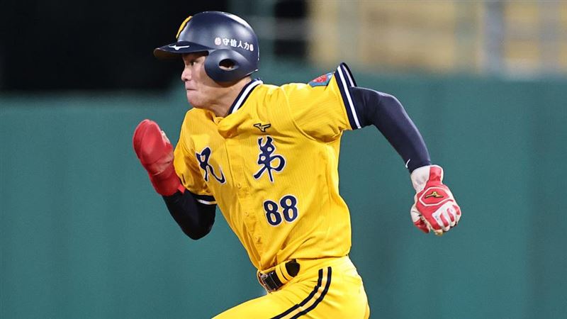 積極秀神速！右外飛球宋晟睿溜上二壘