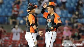 ▲統一獅捕手林岱安和先發投手古林睿煬交談。（圖／記者劉彥池攝影）