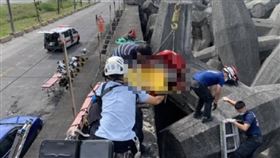 花蓮,港警,巡邏,消波塊,重傷,死亡（圖／翻攝畫面）