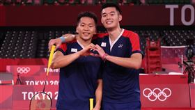 王齊麟和李洋成功奪下今年東京奧運男子羽球雙打金牌。（圖／體育署提供）