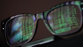 台股盤中挫333點摜破16500點美股下挫，道瓊指數收跌382.59點。台股19日開低走低，指數一度大跌333點，失守16500點。中央社記者徐肇昌攝  110年8月19日