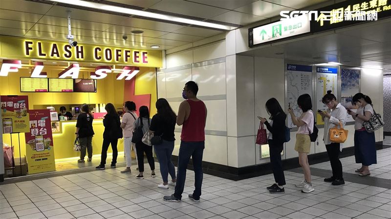 直擊／閃電咖啡駐金融圈湧上班排隊潮