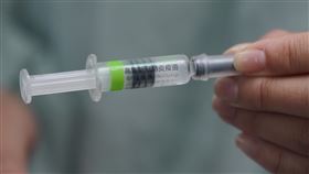 男子接種高端疫苗隔天猝死國產高端疫苗（圖）開放接種，桃園市衛生局證實，一名陸姓男子23日施打完高端疫苗後，24日上午猝死。中央社記者徐肇昌攝  110年8月24日