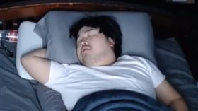 Asian Andy睡覺開直播。（圖／翻攝自Asian Andy　YT）