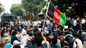 近千名阿富汗難民要求聯合國安置塔利班重掌阿富汗政權，加深阿富汗人權危機，近千名滯留印尼的阿富汗難民24日要求聯合國難民署加速安置難民。中央社雅加達攝  110年8月25日